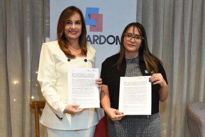 Foto 3, Laura Peña y Tania de León, luego de rubricar el convenio.
