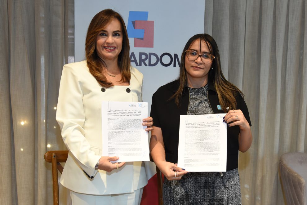 Foto 3, Laura Peña y Tania de León, luego de rubricar el convenio.