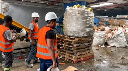Obreros destruyen toneladas de productos que ponian en riesgo la salud de las personas consumidoras Foto Fuentee xterna