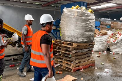 Obreros destruyen toneladas de productos que ponian en riesgo la salud de las personas consumidoras Foto Fuentee xterna