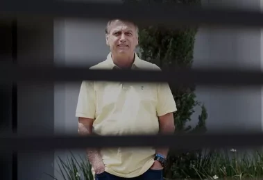 Policía de Brasil allanan residencia de Jair Bolsonaro en busca de armas