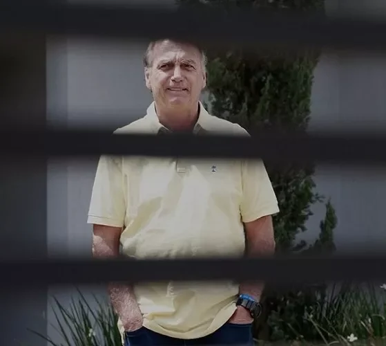 Policía de Brasil allanan residencia de Jair Bolsonaro en busca de armas