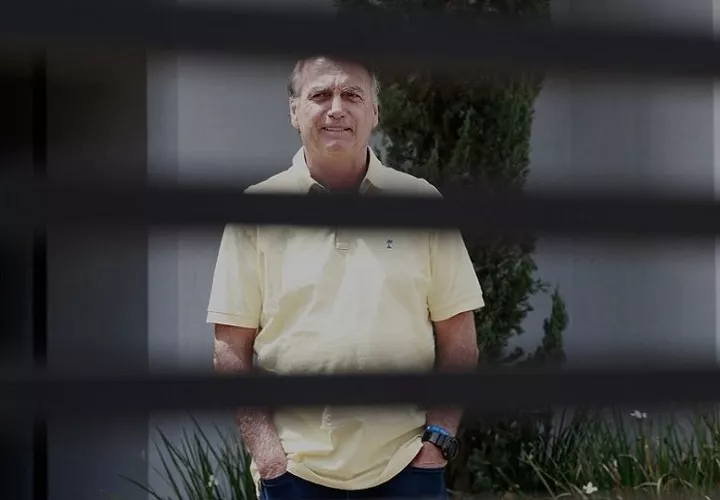 Policía de Brasil allanan residencia de Jair Bolsonaro en busca de armas