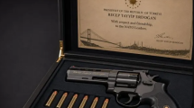 Presidente de Turquía regala revolver a líderes de la OTAN como obsequio de despedida