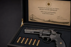 Presidente de Turquía regala revolver a líderes de la OTAN como obsequio de despedida