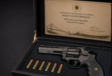 Presidente de Turquía regala revolver a líderes de la OTAN como obsequio de despedida