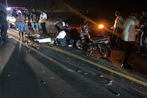 Dos jóvenes mueren tras choque entre carro y motocicleta en carretera El Seibo-Higüey