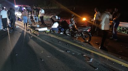 Dos jóvenes mueren tras choque entre carro y motocicleta en carretera El Seibo-Higüey