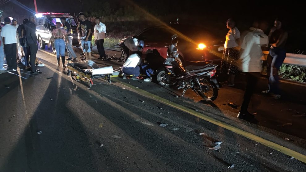 Dos jóvenes mueren tras choque entre carro y motocicleta en carretera El Seibo-Higüey