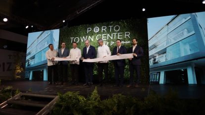 El presidente Luis Abinader corta la cinta en compañía de Héctor Bretón, gerente general de CP Construcciones Planificadas; Jacinto Díaz Haché, CEO de la empresa Amergent Partners; Jorge Montalvo Iglesias, de la compañía de Arquitectos Jorge Montalvo & Asociados, y los ministro Víctor (Ito) Bisonó y Yayo Sanz Lovatón.