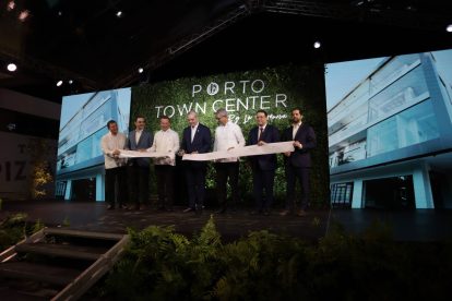 El presidente Luis Abinader corta la cinta en compañía de Héctor Bretón, gerente general de CP Construcciones Planificadas; Jacinto Díaz Haché, CEO de la empresa Amergent Partners; Jorge Montalvo Iglesias, de la compañía de Arquitectos Jorge Montalvo & Asociados, y los ministro Víctor (Ito) Bisonó y Yayo Sanz Lovatón.