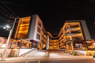 Fachada de la moderna plaza comercial, ubicada en Arroyo Hondo.
