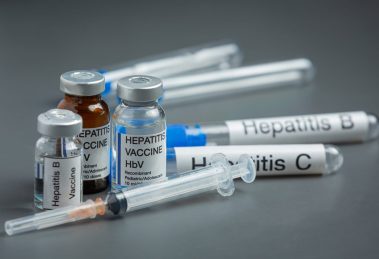 Concepto dia mundial hepatitis herramientas medicas pildoras colocadas sobre superficie gris scaled 1 1536x1024