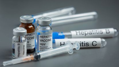 Concepto dia mundial hepatitis herramientas medicas pildoras colocadas sobre superficie gris scaled 1 1536x1024