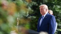 Trump podio efe baad31b7983d10f4cac8709d1ae94038f79129b6w b324f32d focus 0.35 0.5 896