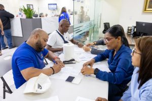 Entrega de cheques a miembros retirados de la PN