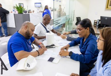 Entrega de cheques a miembros retirados de la PN