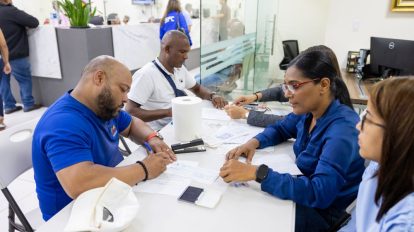 Entrega de cheques a miembros retirados de la PN