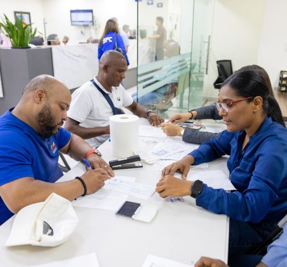 Entrega de cheques a miembros retirados de la PN