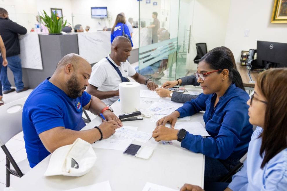 Entrega de cheques a miembros retirados de la PN