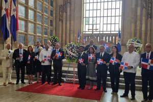 Directivos del Instituto Duartiano conmemoran el 163 aniversario de la Restauración de la República, con una ofrenda floral en el Panteón Nacional.