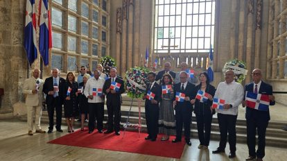 Directivos del Instituto Duartiano conmemoran el 163 aniversario de la Restauración de la República, con una ofrenda floral en el Panteón Nacional.