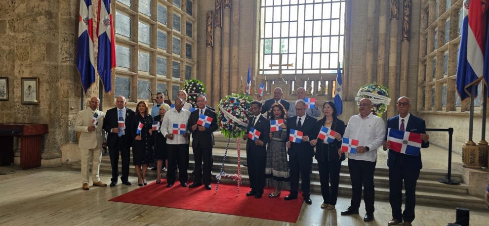 Directivos del Instituto Duartiano conmemoran el 163 aniversario de la Restauración de la República, con una ofrenda floral en el Panteón Nacional.
