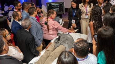 Especialistas realizan prácticas de neurointervencionismo vascular.
