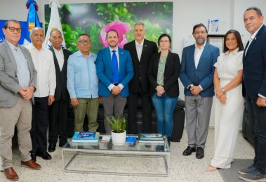 Autoridades junto al embajador de Israel en República Dominicana, Orem Bar El (en el centro)