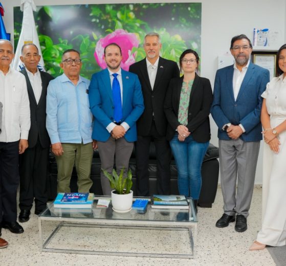 Autoridades junto al embajador de Israel en República Dominicana, Orem Bar El (en el centro)