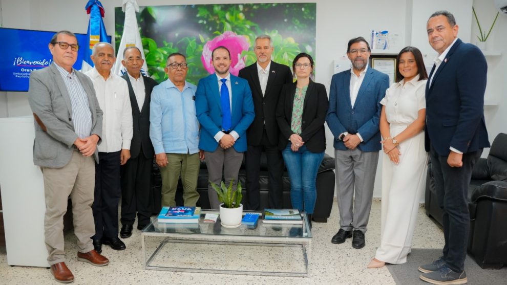 Autoridades junto al embajador de Israel en República Dominicana, Orem Bar El (en el centro)