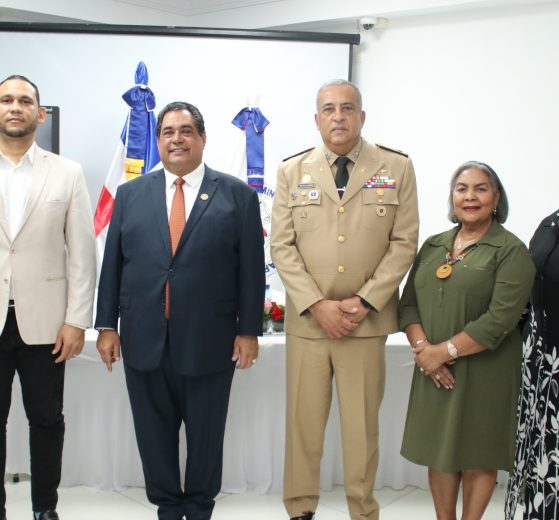 Foto 4, directivos Colegio Notarios y representantes entidades oficiales