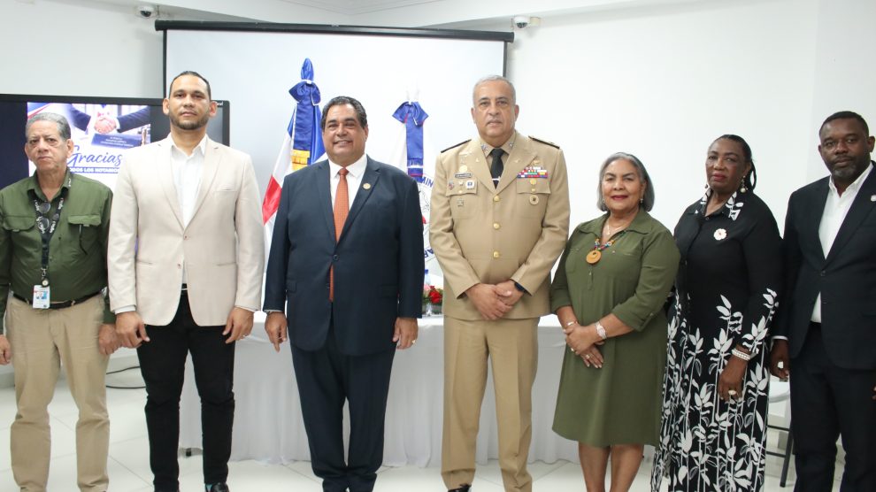 Foto 4, directivos Colegio Notarios y representantes entidades oficiales