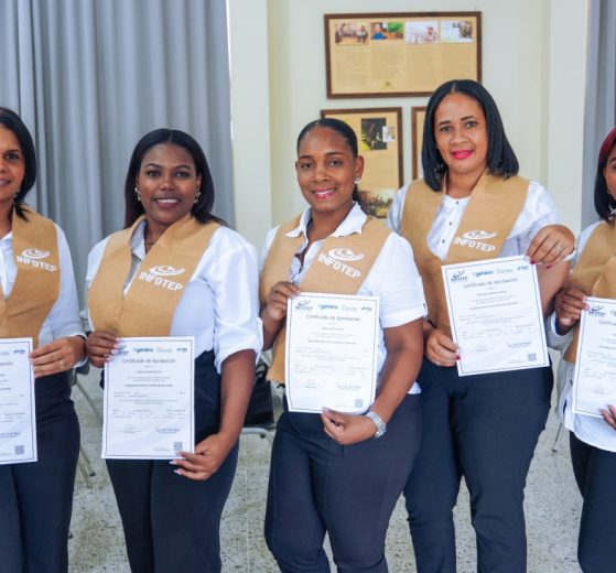 Graduadas del Diplomado Distintivo Puertos de Crucero en Samaná, INFOTEP (2)