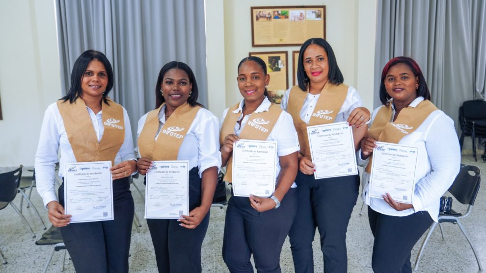 Graduadas del Diplomado Distintivo Puertos de Crucero en Samaná, INFOTEP (2)
