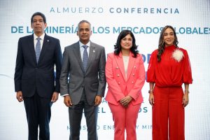 Desde la izquierda, Karel Castillo, presidente de Adoexpo; el expositor, Joel Santos, ministro de energía y minas; Gisselle Valera, presidenta de la Barrick Pueblo Viejo y Roselyn Amaro Bergés.