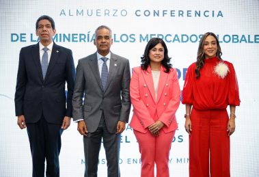 Desde la izquierda, Karel Castillo, presidente de Adoexpo; el expositor, Joel Santos, ministro de energía y minas; Gisselle Valera, presidenta de la Barrick Pueblo Viejo y Roselyn Amaro Bergés.