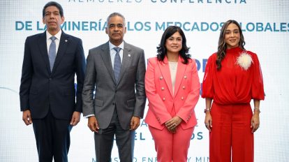 Desde la izquierda, Karel Castillo, presidente de Adoexpo; el expositor, Joel Santos, ministro de energía y minas; Gisselle Valera, presidenta de la Barrick Pueblo Viejo y Roselyn Amaro Bergés.