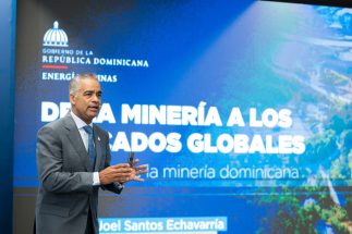 El expositor del almuerzo de Adoexpo, Joel Santos, ministro de energía y minas.