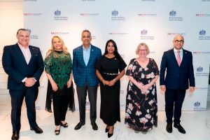 Desde la izquierda, Ryan Polanco, presidente de la BritChamDR; Rosa Hernández de Grullón, embajadora dominicana en Londres; Joel Santos, ministro de Energía y Minas; Uma Kumuran, ministra de relaciones exteriores británica para el Caribe; Carol Van der Walt, embajadora británica y Francisco Caraballo, viceministro de política exterior.