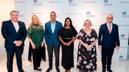 Desde la izquierda, Ryan Polanco, presidente de la BritChamDR; Rosa Hernández de Grullón, embajadora dominicana en Londres; Joel Santos, ministro de Energía y Minas; Uma Kumuran, ministra de relaciones exteriores británica para el Caribe; Carol Van der Walt, embajadora británica y Francisco Caraballo, viceministro de política exterior.