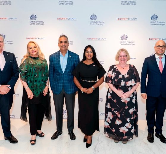 Desde la izquierda, Ryan Polanco, presidente de la BritChamDR; Rosa Hernández de Grullón, embajadora dominicana en Londres; Joel Santos, ministro de Energía y Minas; Uma Kumuran, ministra de relaciones exteriores británica para el Caribe; Carol Van der Walt, embajadora británica y Francisco Caraballo, viceministro de política exterior.