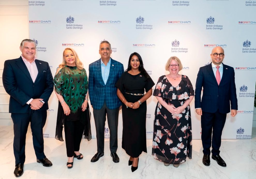Desde la izquierda, Ryan Polanco, presidente de la BritChamDR; Rosa Hernández de Grullón, embajadora dominicana en Londres; Joel Santos, ministro de Energía y Minas; Uma Kumuran, ministra de relaciones exteriores británica para el Caribe; Carol Van der Walt, embajadora británica y Francisco Caraballo, viceministro de política exterior.