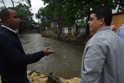 Fellito Suberví inspecciona trabajos de saneamiento en la cañada de Guajimía
